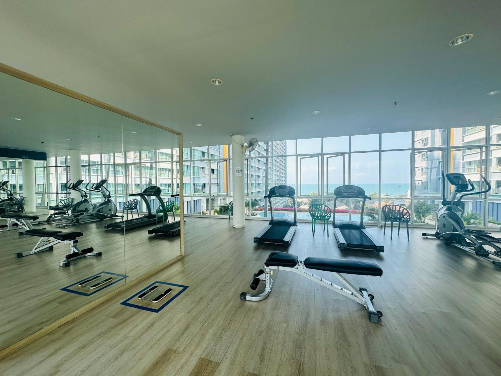 Seaview Beach Room Lumpini-Pool And Gym Face To Ocean Jomtien Beach Exterior photo